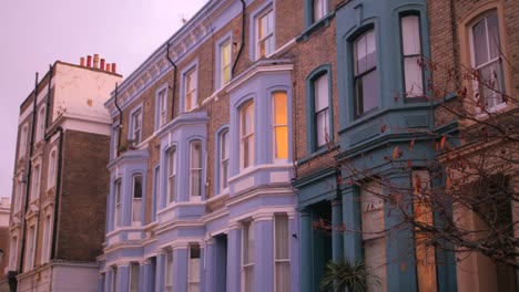 Famoso-Distrito-De-Notting-Hill-Con-Casas-Coloridas-En-Londres,-Reino-Unido---Panorámica