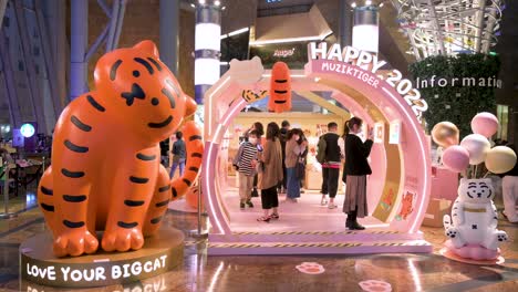 Menschen-Genießen-Ihre-Zeit-Bei-Einer-Installation-Zum-Chinesischen-Neujahr-In-Einem-Einkaufszentrum-Leiter-Des-Bevorstehenden-Chinesischen-Neujahrsfests-In-Hongkong