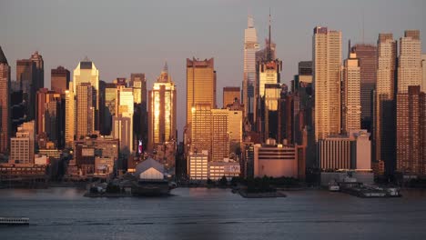 Sonnenuntergangsfarbe,-Die-Auf-Den-Wolkenkratzern-Von-Midtown-Manhattan-New-York-City-Nachdenkt