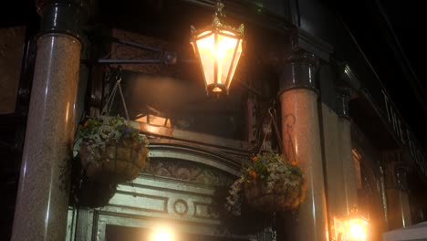Wirtshausfassade-Mit-Vintage-Lampen-Während-Der-Nacht