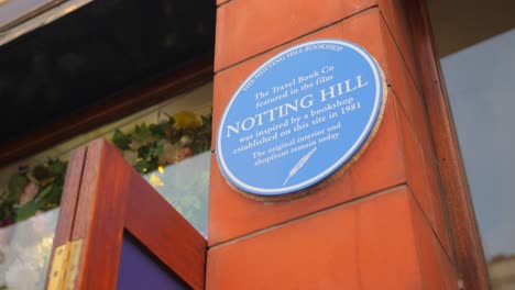 Cartel-Redondo-A-La-Entrada-De-La-Librería-Notting-Hill-En-Londres,-Que-Se-Hizo-Famoso-En-La-Película-&quot;notting-Hill&quot;