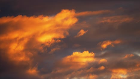 Farben-Der-Sonnenuntergangsbeleuchtung-Auf-Dunklen-Wolken