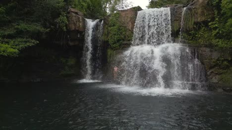 Person-Steht-Unter-Natürlichem-Wasserfall