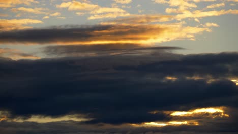 Abendrot-Hinter-Schwarzen-Wolken-In-Der-Dämmerung