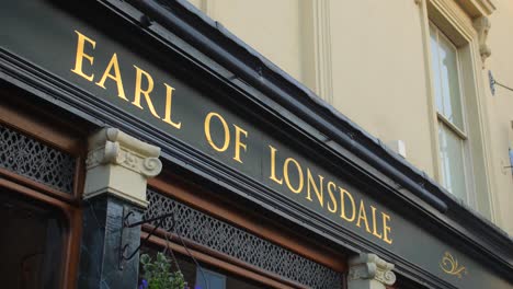 Cartel-En-El-Exterior-De-La-Fachada-Del-Pub-Earl-Of-Lonsdale-En-Notting-Hill,-Londres,-Reino-Unido.