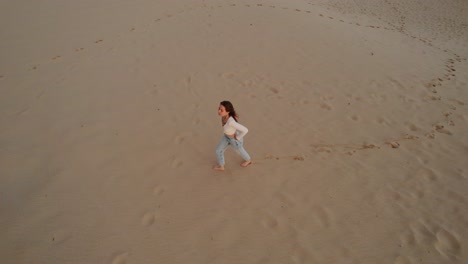 Joven-Mujer-Atractiva-Caminando-Por-La-Playa-En-España