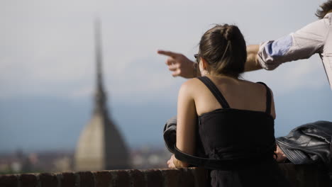 Ein-Touristenpaar-Mit-Blick-Auf-Die-Verschwommenen-Skyline-Von-Turin-Italien