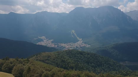 Luftaufnahme-Der-Stadt-Azuga-Brasov-Rumänien-Von-Einem-Nahe-Gelegenen-Berg