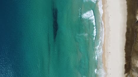 Perfekte-Türkisfarbene-Wasserfarben-Am-Strand-Von-Tarifa-In-Südspanien,-Von-Oben-Mit-Einer-Drohne
