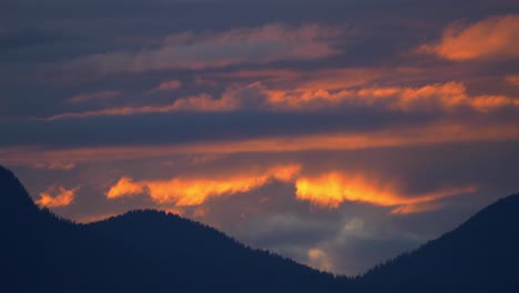 Cielo-Colorido-Sobre-Las-Montañas-Del-Bosque-Recortadas-Durante-El-Atardecer