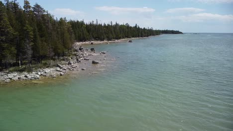 Aerial-Lakeshore-Coastline-Ascent,-Bush-Bay-Scenic-Overlook,-Les-Cheneaux-Islands,-Michigan