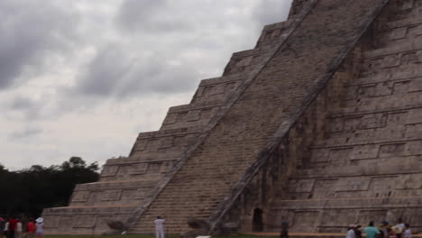 Multitud-En-El-Yucatán-México-Con-Antiguas-Ruinas-Mayas