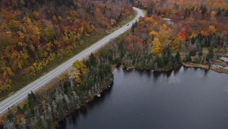 Luftbild-Von-Biberteich-Herbstlaub-Des-White-Mountain-National-Forest-New-Hampshire