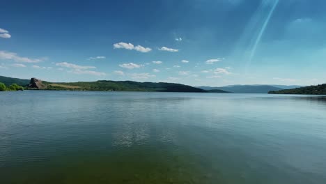 Schöner-See-An-Sonnigen-Tagen-Mit-Klarem-Himmel-Und-Grünem-Wasserhorizont