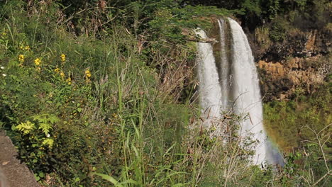 Wasserfälle-Erzeugen-Einen-Regenbogen-Unter-Der-Grünen-Bürste-In-Hawaii