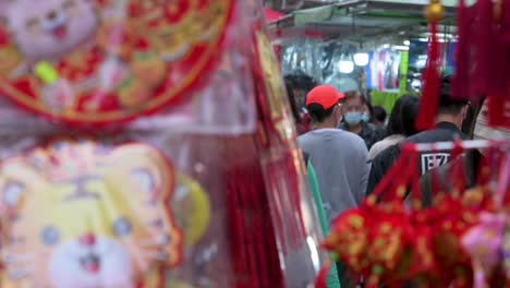 Käufer-Kaufen-Chinesische-Neujahrsdekorationen-Und-Geschenke-Auf-Einem-Straßenmarkt-Während-Der-Vorbereitung-Auf-Das-Chinesische-Neujahrsfest-Und-Die-Festlichkeiten