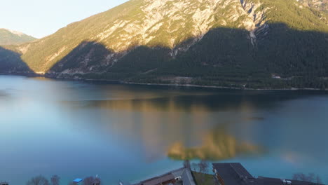 Blick-Bei-Sonnenuntergang-Auf-Den-Achensee-Mit-Ruhigem-Wasser-In-Tirol,-Österreich---Drohnenaufnahme-Aus-Der-Luft