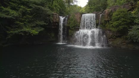 Mann-Springt-In-Wasserfall