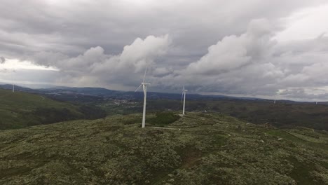 Gewitterwolken-Auf-Windkraftpark-In-Den-Bergen