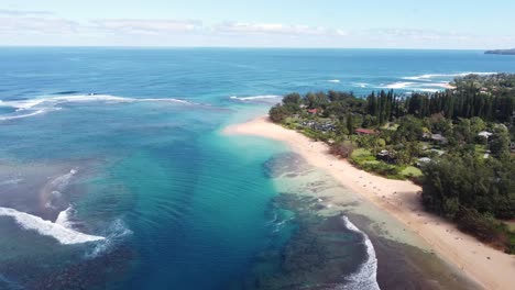 Vista-Aérea-De-Las-Olas-Rompiendo-Sobre-El-Arrecife-De-Coral-Tropical-En-Kauai,-Hawaii,-Estados-Unidos