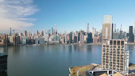 Aerial-Pullback-Enthüllt-Luxusapartmentgebäude-In-Brooklyn-Mit-Blick-Auf-Midtown-Manhattan
