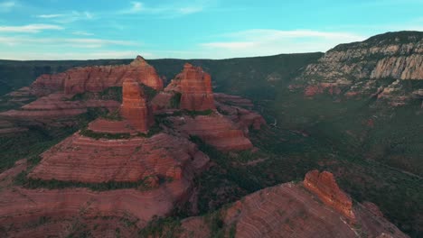 Formaciones-De-Roca-Roja-Del-Desierto-En-Sedona,-Arizona---Toma-Aérea-De-Drones