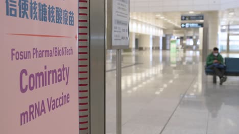 Ein-Banner,-Das-Für-Die-Fosun-Biontech-Pfizer,-Comirnaty-Covid-19-impfung-Wirbt,-Gesehen-An-Einer-U-bahn-endstation-In-Hong-Kong