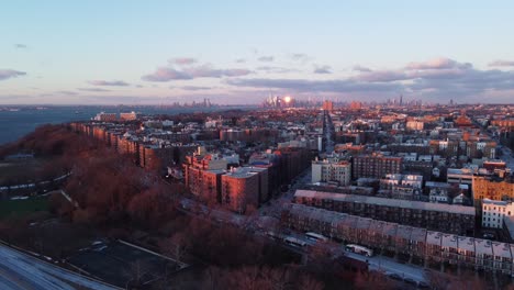 Schöne-Sonnenuntergangsfarbe,-Die-Auf-Bay-Ridge-Nachbarschaft-Von-Brooklyn-Und-Unterem-Manhattan-New-York-City-Reflektiert