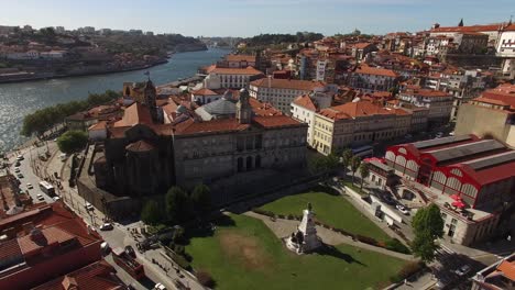 Panoramablick-Auf-Das-Stadtzentrum-Von-Porto-Mit-Dem-Berühmten-Fluss-Douro
