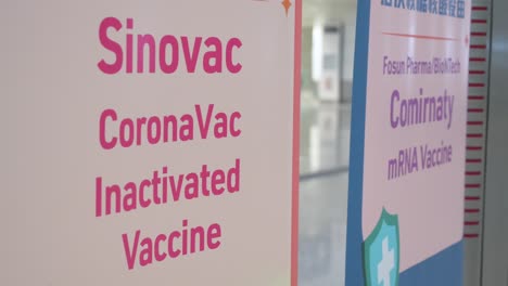 Banner,-Die-Die-Covid-19-impfstoffe-Von-Sinovac-In-Hongkong-In-Der-öffentlichkeit-Bewerben