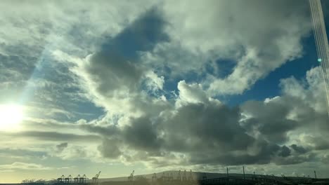 Schöne-Kumuluswolken,-Die-über-Den-Hafen-Von-Long-Beach,-Kalifornien,-Rollen