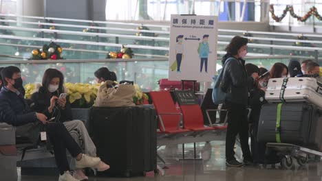 Pasajeros-Y-Turistas-Se-Sientan-Y-Descansan-En-La-Sala-De-Salidas-Del-Aeropuerto-Internacional-Chek-Lap-Kok-De-Hong-Kong
