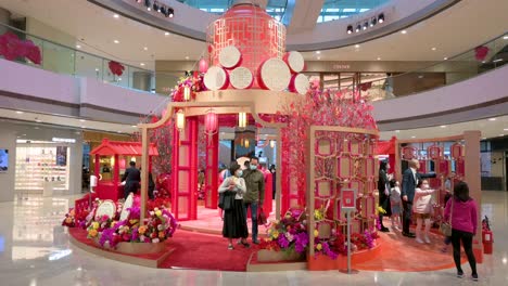 Chinesische-Einzelhandelskäufer-Werden-Bei-Einer-Installation-Zum-Chinesischen-Neujahrsthema-Zum-Chinesischen-Neujahrsfest-In-Hongkong-Gesehen