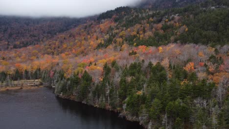 Luftbild-Von-Biberteich-Herbstlaub-Des-White-Mountain-National-Forest-New-Hampshire