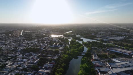Luftbild-Mit-Blick-Auf-Flüsse-Und-Das-Stadtbild-Von-Culiacan-Im-Sonnigen-Sinaloa,-Mexiko