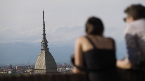 Unscharf-Touristen-Mit-Blick-Auf-Die-Skyline-Von-Turin-Und-Die-Mole-Antonelliana