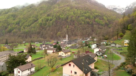 Fliegen-über-Häusern-Im-Dorf-Sonogno-Im-Verzascatal,-Schweiz---Drohne-Geschossen