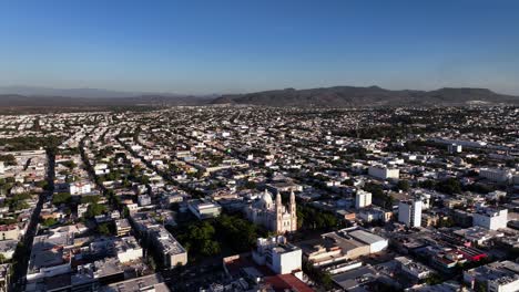 Aerial-view-overlooking-the-Basilica-of-Our-Lady-of-the-Rosary-in-Culiacan,-in-sunny-Mexico---circling,-drone-shot