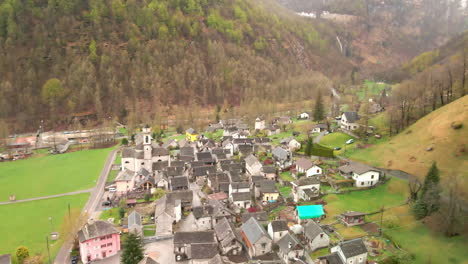 Aerial-View-Over-The-Village-Of-Sonogno-In-Verzasca-Valley-Near-Locarno,-Ticino-Canton,-Switzerland---drone-shot