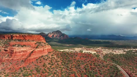 Cielo-Nublado-Azul-Sobre-Montañas-De-Roca-Roja-En-Sedona,-Arizona---Toma-Aérea-De-Drones