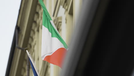 Soft-dolly-revealing-tangled-Italian-flag