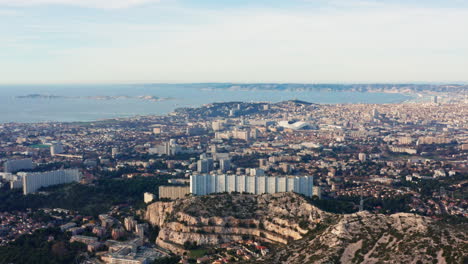 Fliegen-über-Die-Super-Rouvière-Residenz-Und-Enthüllen-Die-Stadt-Marseille-In-Frankreich
