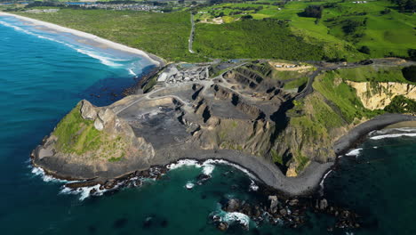 Blauer-Pazifischer-Ozean-Und-Steinbruch-In-Neuseeland,-Luftdrohnenansicht