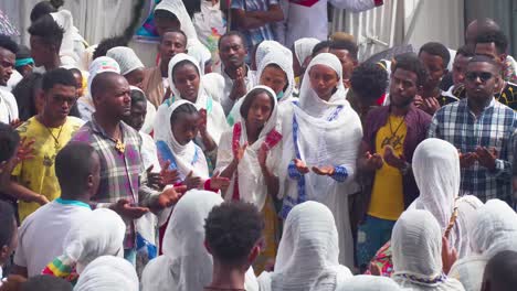 Tamkat-tag-Tanzen-Und-Beten-äthiopische-Orthodoxe-Auf-Der-Straße,-Die-Den-Tag-Der-Bundeslade-Feiern