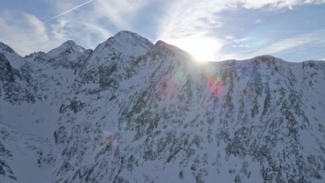 Drohnenaufnahmen-Des-Sonnenaufgangs-über-Den-Schneebedeckten-Pyrenäen