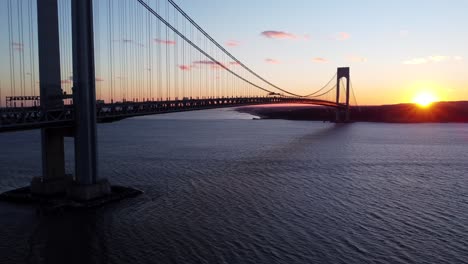 Hauptverkehrszeit-Bei-Sonnenuntergang-Auf-Der-Verrazzano-Narrows-Brücke-In-New-York-City