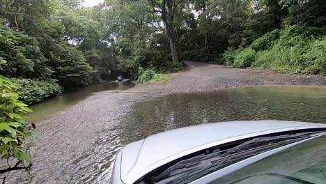 4x4-car-crossing-a-river-in-Costa-Rica