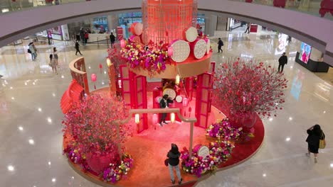 Chinesische-Käufer-Werden-Bei-Einer-Installation-Zum-Chinesischen-Neujahrsthema-Zum-Chinesischen-Neujahrsfest-In-Hongkong-Gesehen