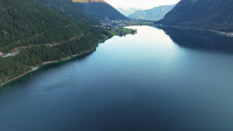 Aguas-Azules-Y-Tranquilas-Del-Lago-Achensee-En-Tirol,-Austria---Toma-Aérea-De-Drones