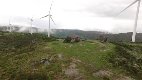Landhaus-Auf-Grünem-Berg-Mit-Windmühlen